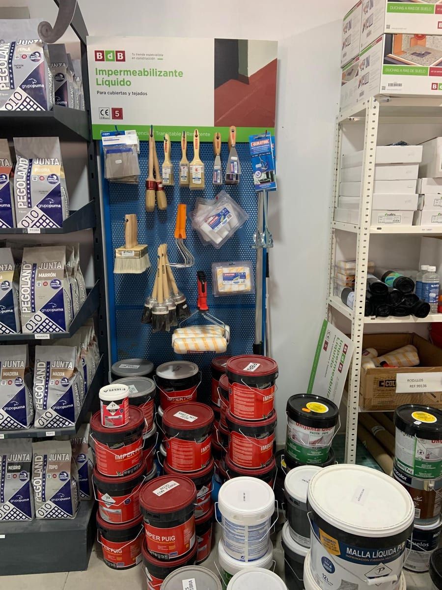 Expositor de herramientas y guantes de protección